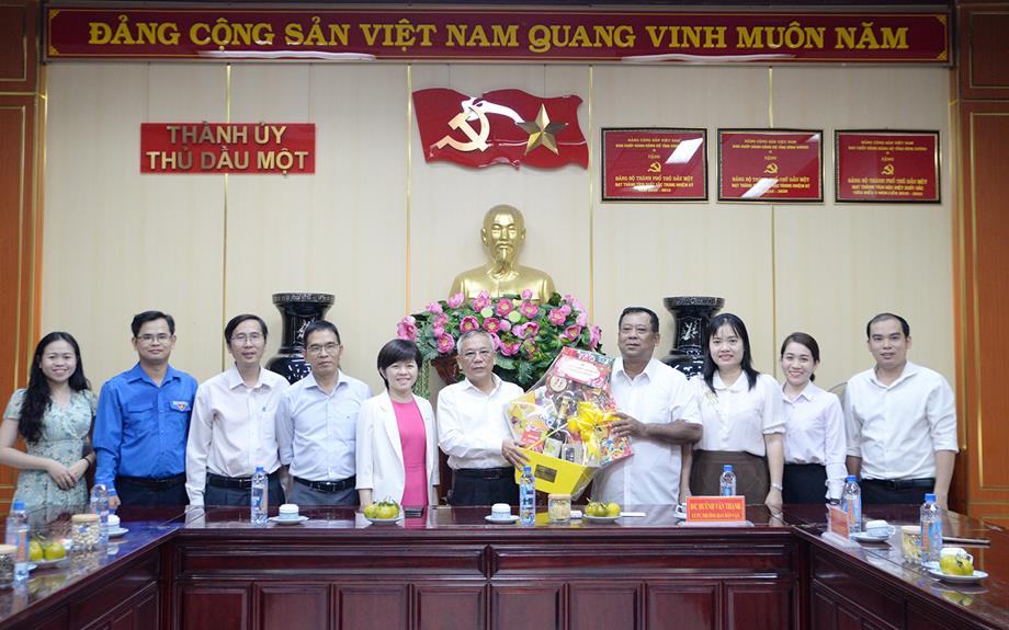 Lãnh đạo trường thăm và chúc Tết các đơn vị và Nguyên lãnh đạo nhà trường qua các thời kỳ